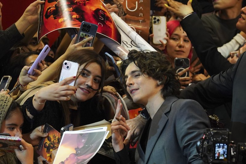 Actor Timothee Chalamet poses for a selfie while signing autographs during a fan event promoting the film, Dune: Part Two, in Mexico City, Tuesday, Feb. 6, 2024. (AP Photo/Marco Ugarte) /뉴시스/AP /사진=뉴시스 외신화상
