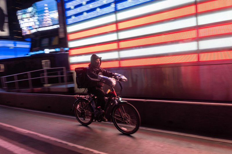지난달 6일(현지시간) 미국 뉴욕에서 한 음식 배달원이 전기 자전거에 탑승해 이동하고 있다.AFP연합뉴스
