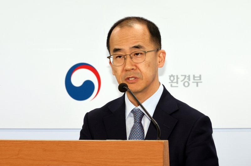 황계영 환경부 환경보건국장이 지난 6일 세종시 정부세종청사에서 환경 유해인자에 민감한 어린이들의 건강 보호를 위한 어린이 환경보건 관리대책을 발표하고 있다./뉴시스