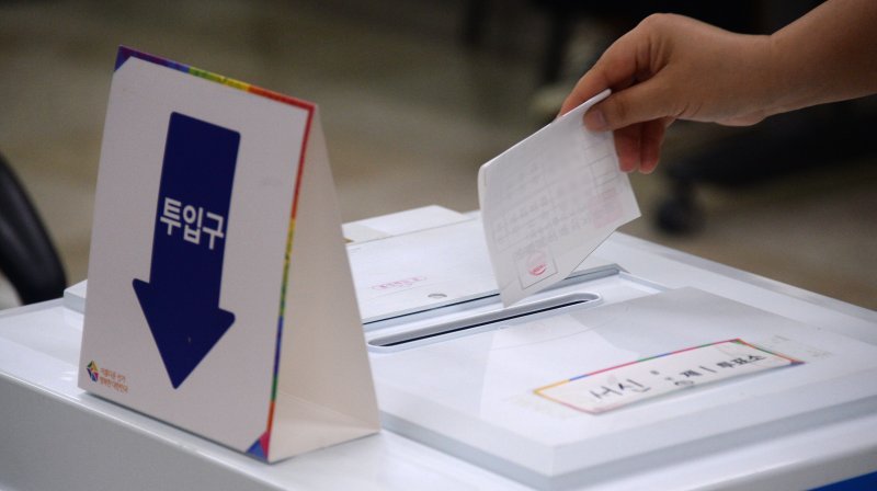 4·5 재보궐선거 투표일인 5일 전북 전주시 서신동주민센터에서 한 유권자가 투표를 하고 있다.