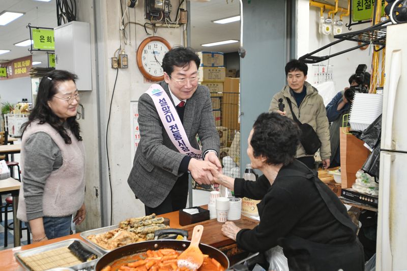 원강수 원주시장이 7일 자유시장 지하에서 상인들과 이야기를 나누고 있다. 원주시 제공