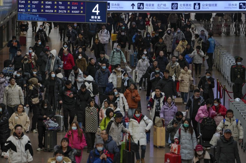 중국 베이징의 한 기차역에서 귀성객들이 열차를 타기 위해 지난 7일 이동하고 있다. AP 뉴시스