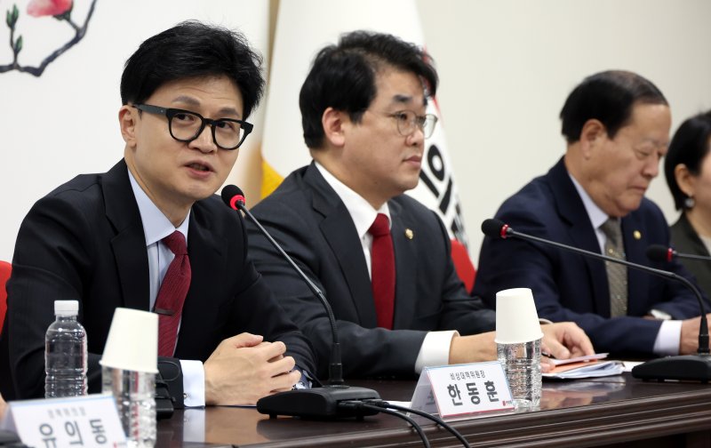 [서울=뉴시스] 조성봉 기자= 한동훈 국민의힘 비상대책위원장이 7일 오후 서울 여의도 국민의힘 중앙당사에서 열린 경기-서울 리노베이션TF 임명장수여식에서 인사말을 하고 있다. 2024.02.07. suncho21@newsis.com