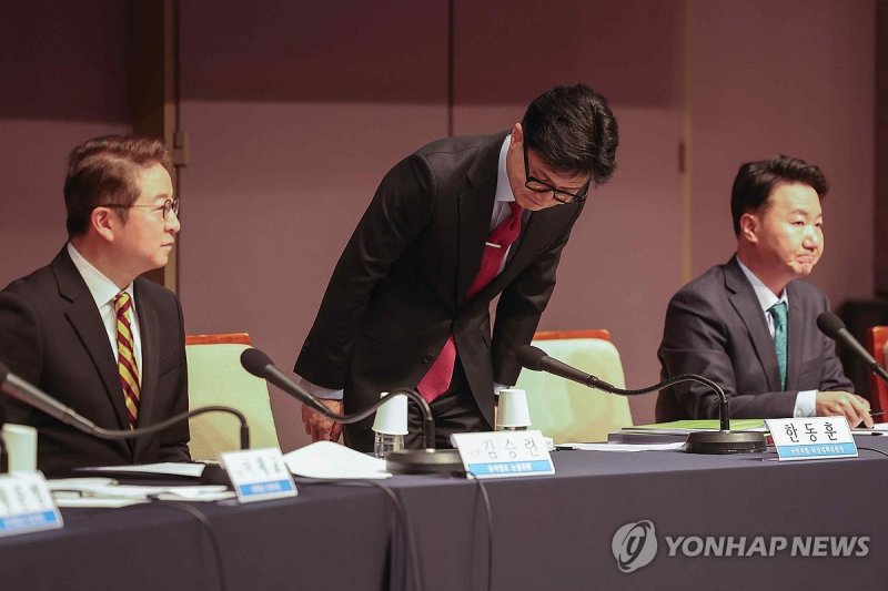 인사하는 한동훈 비대위원장 인사하는 한동훈 비대위원장 (서울=연합뉴스) 국민의힘 한동훈 비상대책위원장이 7일 서울 중구 한국프레스센터에서 열린 관훈클럽 초청 토론회에서 인사하고 있다. 2024.2.7 [국회사진기자단] photo@yna.co.kr (끝)