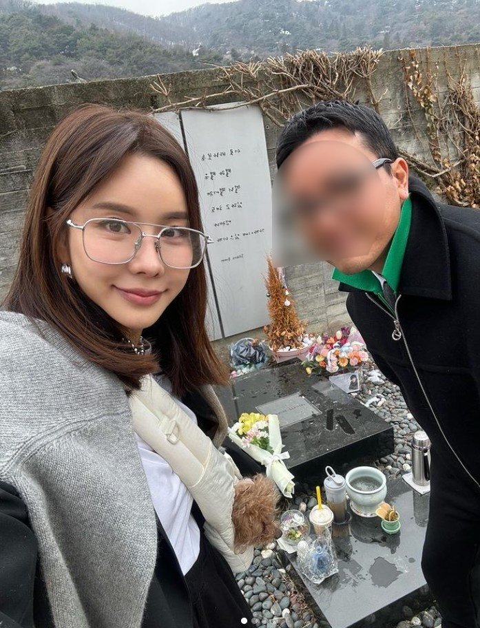 박용하 묘소 찾은 김준희 "친구야 벌써 14년 지났다"