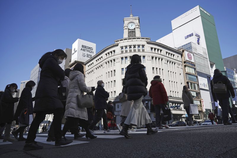 일본 도쿄 쇼핑가 긴자의 횡단보도를 시민들이 건너고 있다. AP뉴시스