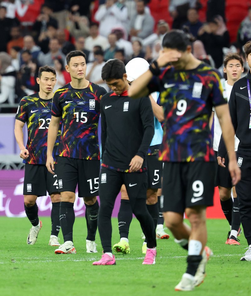 대한민국 선수들이 7일(한국시간) 카타르 알라이얀 아흐메드 빈 알리 스타디움에서 열린 2023 아시아축구연맹(AFC) 카타르 아시안컵 준결승 요르단과 대한민국의 경기에서 0-2로 패배하며 결승 진출이 좌절된 후 관중석을 향해 인사하고 있다. 뉴스1