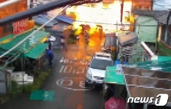 1일 오후 부산 동구 좌천동 한 목욕탕에서 2차 폭발이 일어나는 모습이 CCTV에 찍힌 모습. (부산 동구청 제공)
