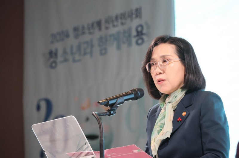 김현숙 여성가족부 장관이 서울 종로구 HW컨벤션센터에서 열린 '2024년 청소년계 신년 인사회'에서 인사말을 하고 있다. 1.25