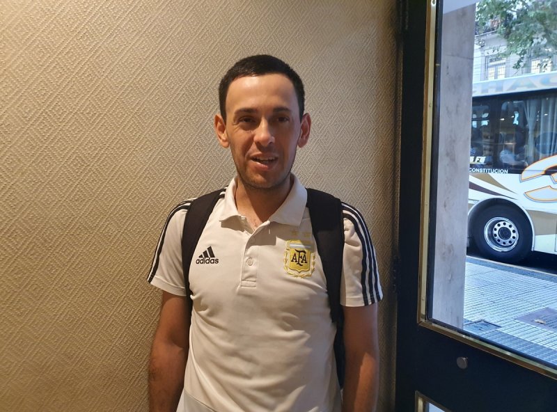 밀레이 대통령을 지지하는 브라이언(32) (부에노스아이레스=연합뉴스) 김선정 통신원 = 아르헨티나의 수도 부에노스아이레스 중산층 거주지인 레콜레타에서 보조관리인으로 일하는 브라이언(32) 씨는 밀레이 대통령 지지자로 현재 급등하는 물가로 고통받고 있지만, 버티면 좋은 날이 올 것이라고 믿으며 밀레이 대통령의 성공을 기원하고 있다고 말했다.