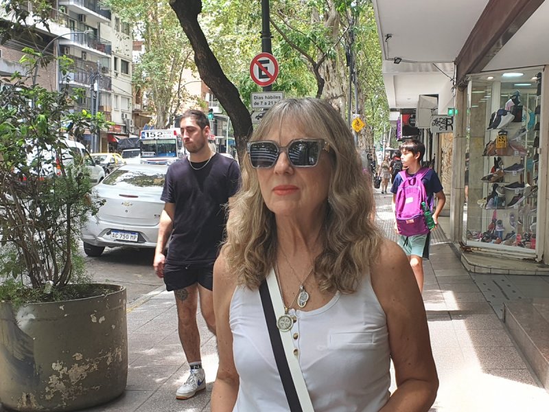 밀레이의 개혁을 지지하는 릴리아나(66) (부에노스아이레스=연합뉴스) 김선정 통신원 = 남편이 대기업 임원을 했고 높은 소득을 가지고 있는 릴리아나(66)는 "밀레이의 개혁을 지지한다"면서 "그는 이미 취임사에서 개혁을 위해서는 몇 개월간 스태그플레이션이 올 것이라고 예고했고 현재 고물가로 사람들이 어렵긴 하지만, 기다리면 좋은 결과가 있을 것이다"라고 확신했다.