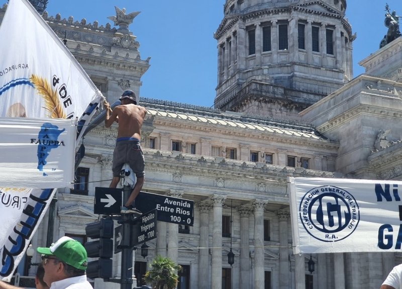 아르헨티나 밀레이 정부 반대 대규모 시위 (부에노스아이레스=연합뉴스) 김선정 통신원 = 아르헨티나 하비에르 밀레이 대통령의 노동 개혁과 총 366개 조항의 대통령령과 총 664개 조항으로 이뤄진 일명 '옴니버스 법안'에 반대하는 대규모 시위와 총파업이 지난 달 24일일 일어났다. 밀레이 대통령 취임 45일째로 최단기간 내 발생한 노동총연맹의 총파업이란 기록을 세웠다.