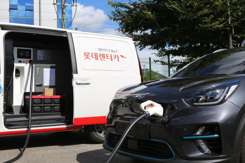 롯데오토케어의 전기차 충전 및 점검 서비스 장면. 롯데렌탈 제공