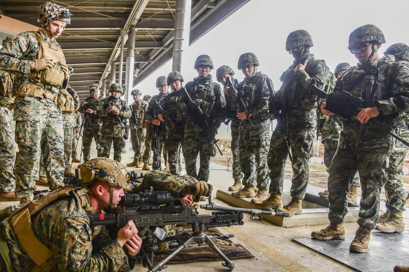 지난 6일 경북 포항시 일대 훈련장에서 진행된 한미 KMEP 연합훈련에서 한미 해병대 장병들이 화기를 소개하고 있다. 사진=해병대사령부 제공