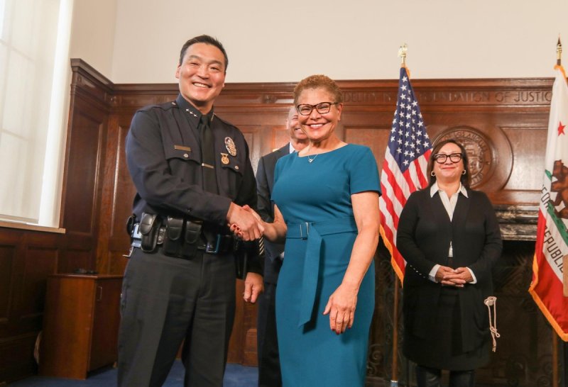 LA 경찰국 임시 수장으로 임명된 한국계 도미닉 최(왼쪽)와 캐런 배스 LA 시장 [캐런 배스 LA 시장실(Mayor of Los Angeles office) 제공. 재판매 및 DB 금지]