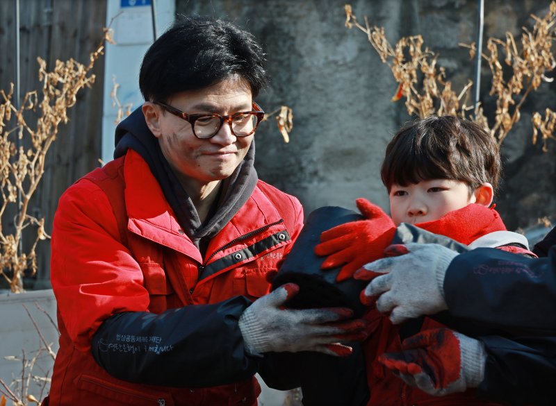 尹 광진구 시장방문, 韓 노원구 연탄봉사..총선 합맞춰