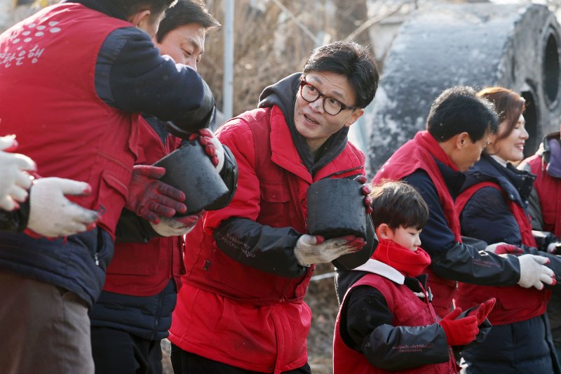 [서울=뉴시스] 홍효식 기자 = 한동훈 국민의힘 비상대책위원장이 8일 서울 노원구 중계동 백사마을에서 사랑의 연탄 나눔 봉사활동을 하고 있다. 2024.02.08. yesphoto@newsis.com