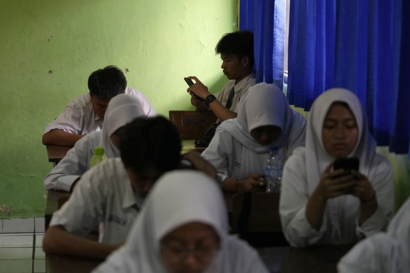 지난 1월 25일 인도네시아 자카르타의 한 고등학교에서 학생들이 스마트폰을 들여다보고 있다.AP뉴시스