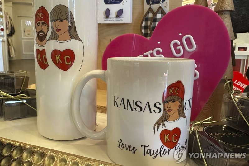캔자스시티 구단 상품에 등장한 켈시-스위프트 커플 Mugs and cups like these on display at Shop Local KC in Kansas City, Mo., on Monday, Feb. 5, 2024. Coasters, mugs, t-shirts, candles, posters, artwork are some of the items being sold to commemorate the relationship between Taylor Swift and Travis Kelce. (AP Photo/Nick In
