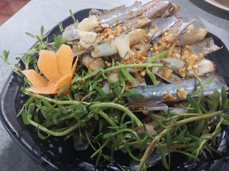 보케 해산물거리에서 먹은 맛조개 무침 요리.