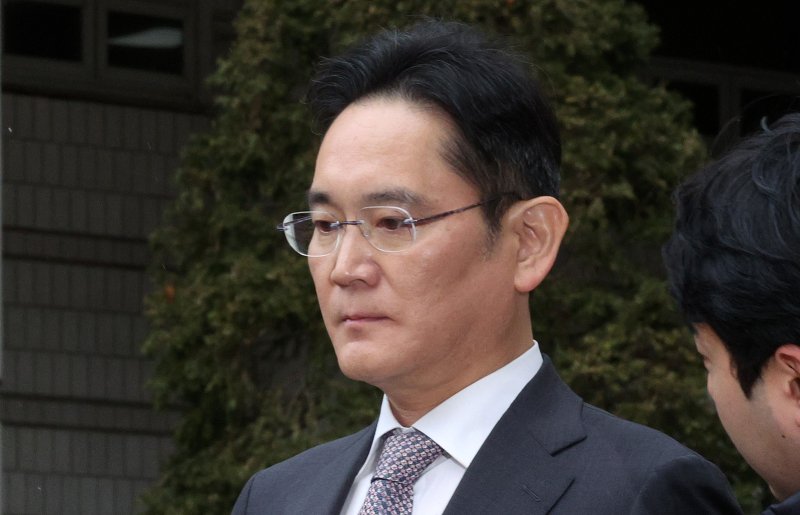 이재용 삼성전자 회장이 5일 회계부정·부당합병 관련 1심 선고 공판을 마친 뒤 서울중앙지법을 나서고 있다. /사진=뉴스1