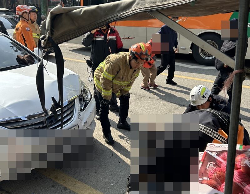 8일 전북 김제 한 전통시장에서 승용차가 행인 등을 덮쳐 4명이 다쳤다. 사진은 119구조대가 피해자를 병원으로 이송하는 모습. 전북소방 제공
