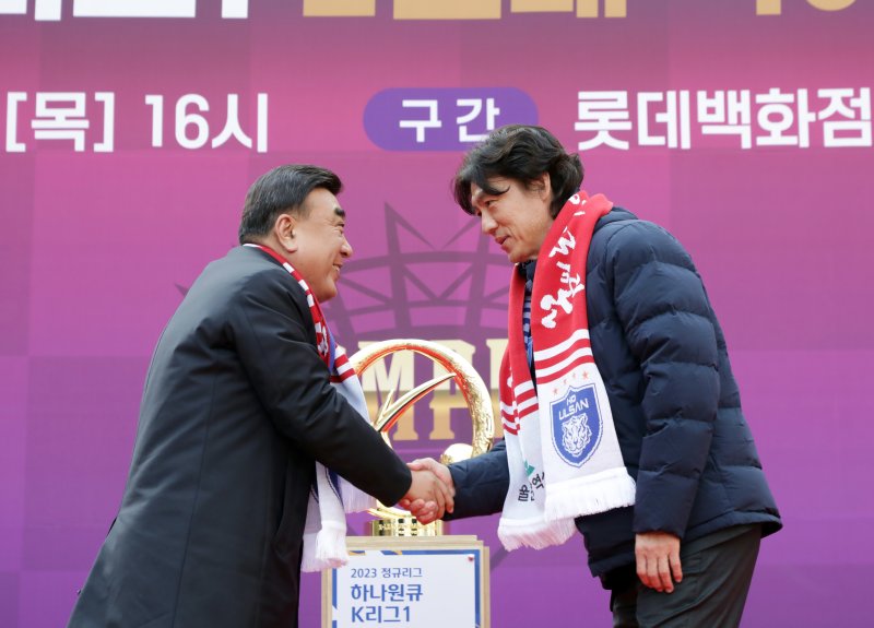 8일 울산 삼산 롯데백화점 광장서 열린 울산현대 HD 2연패 축하 카퍼레이드 식전 행사에 김두겸울산시장과 울산현대 홍명보 감독이 악수하고 있다.2024.2.8/뉴스1 ⓒ News1 김지혜 기자