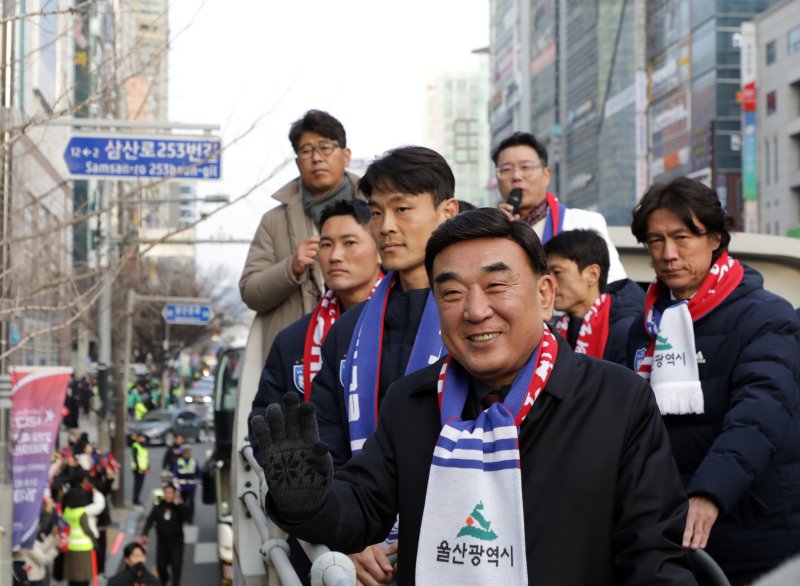 8일 울산현대의 K리그 2연패를 축하하기 위해 울산롯데백화점광장부터 KBS울산홀까지 2km 도심을 가르는 카퍼레이드가 열렸다.1호차에는 김두겸 시장과 울산현대 홍명보 감독과 선수들이 탑승했다.2024.2.8/뉴스1 ⓒ News1 김지혜 기자