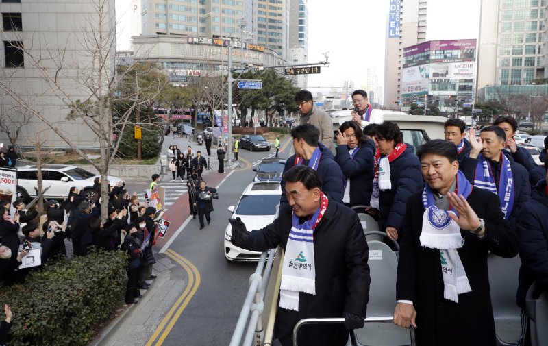 8일 울산현대의 K리그 2연패를 축하하기 위해 울산롯데백화점광장부터 KBS울산홀까지 2km 도심을 가르는 카퍼레이드가 열렸다.1호차에는 김두겸 시장과 울산현대 홍명보 감독과 선수들이 탑승했다.2024.2.8/뉴스1 ⓒ News1 김지혜 기자