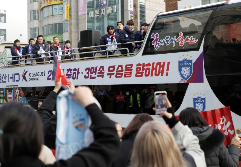 8일 울산현대의 K리그 2연패를 축하하기 위해 울산롯데백화점광장부터 KBS울산홀까지 2km 도심을 가르는 카퍼레이드가 열렸다.시민들이 거리에 나와 울산현대 선수단에게 환호와 응원을 보내고 있다.2024.2.8/뉴스1 ⓒ News1 김지혜 기자