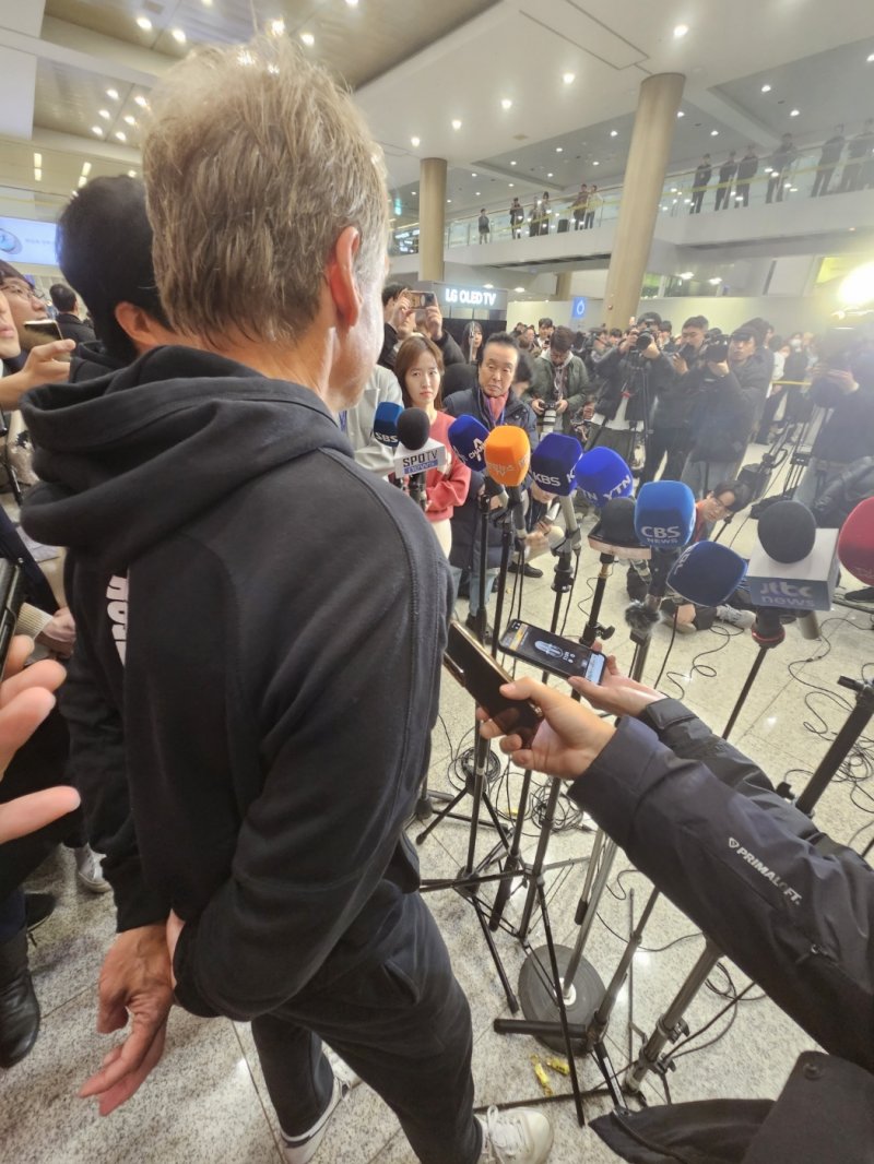 클린스만 감독 앞에 떨어진 엿 ⓒ News1 안영준 기자