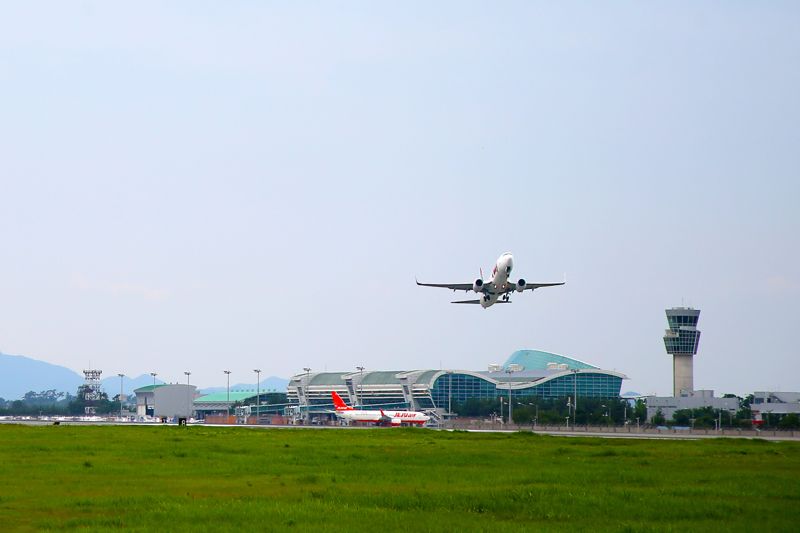 전남도가 '국토 서남권 관문공항'인 무안국제공항<사진>의 정기선 유치를 위해 항공사 인센티브 개선, 활주로 연장 등 기반 시설 확충 사업에 온 힘을 쏟고 있다.