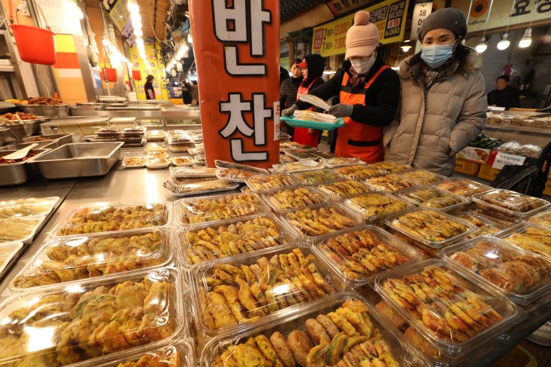 설 연휴를 하루 앞둔 8일 경기 수원시 팔달구 못골시장에서 시민들이 제수를 구매하고 있다. 2024.2.8/뉴스1 ⓒ News1 김영운 기자