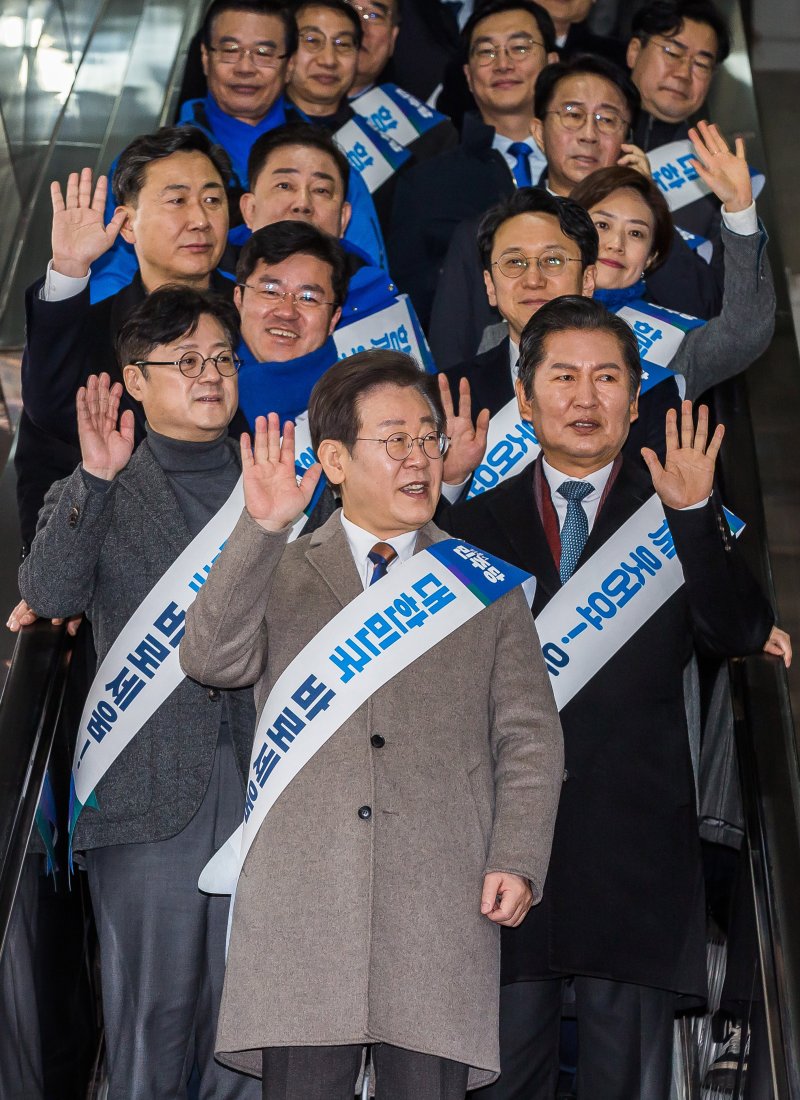[서울=뉴시스] 추상철 기자 = 이재명 당 대표를 비롯한 더불어민주당 의원들이 8일 서울 용산역에서 귀성인사를 하고 있다. (공동취재) 2024.02.08. photo@newsis.com