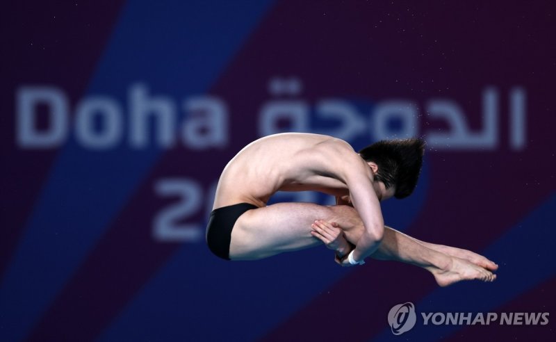 신정휘의 연기 epa11139274 Shin Jungwhi of South Korea competes during the Men 10m Platform preliminaries at the FINA World Aquatics Championships Doha 2024 in Doha, Qatar 09 February 2024. EPA/ALI HAIDER