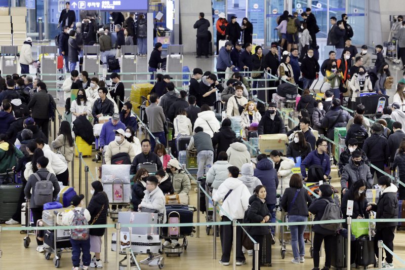 [인천공항=뉴시스] 최동준 기자 = 설날 연휴를 하루 앞둔 지난 8일 인천국제공항 제1여객터미널에서 시민들이 출국 수속을 기다리고 있다. 인천국제공항공사는 이번 설 연휴 특별교통대책 기간인 8일부터 12일까지 닷새간 총 97만6922명이 인천공항을 이용할 것으로 예상했다. 2024.02.08. photocdj@newsis.com