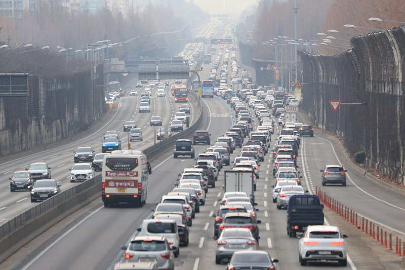 설날인 10일 경부고속도로 서울 잠원IC 인근 하행선이 정체를 빚고 있다. 연합뉴스