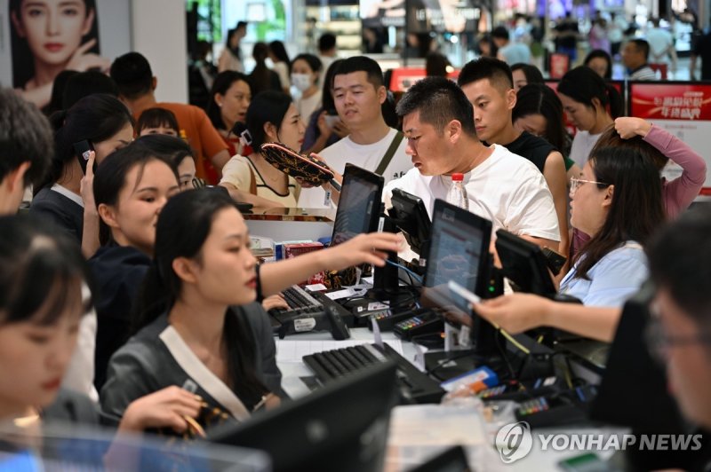 중국 하이난 섬 면세점에서 휴일 연휴를 이용해 쇼핑하고 있는 중국 소비자들. 연합뉴스