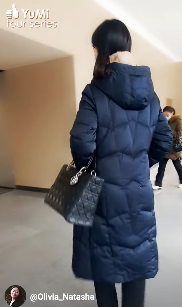 [서울=뉴시스] 유튜브에 북한 체제 홍보 영상을 올려온 유미가 지난해 7월17일 다시 유튜브에 가입해 '올리비아 나타샤'라는 채널에서 비정기적으로 영어로 일상 브이로그 등을 올려온 것으로 10일 확인됐다. 사진은 유미가 평양 지하철을 소개하는 영상에서 크리스찬 디올의 '레이디 디올'로 추정되는 검정 가방을 든 모습 캡처. 2024.02.10. *재판매 및 DB 금지