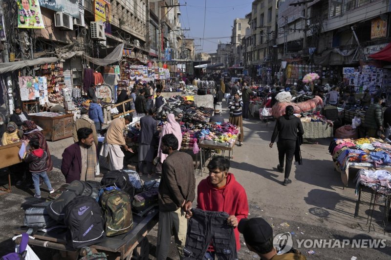 파키스탄 라왈핀디의 한 시장 People visit a market to buy clothes and other stuff, in Rawalpindi, Pakistan, Tuesday, Feb. 6, 2024. More than 120 million voters in Pakistan get to elect a new parliament on Thursday. The elections are the twelfth in the country's 76-year history, which has been marred by economic 
