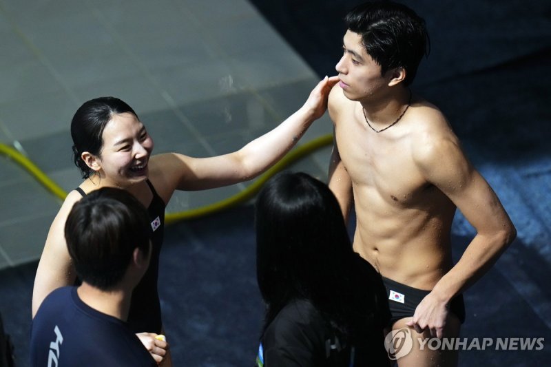 김수지-이재경, 세계선수권 다이빙 혼성 3ｍ 동메달 Yi Jaegyeong and Kim Suji of South Korea react after seeing the results of the last dive of the mixed 3m synchronised diving final at the World Aquatics Championships in Doha, Qatar, Saturday, Feb. 10, 2024. (AP Photo/Hassan Ammar)