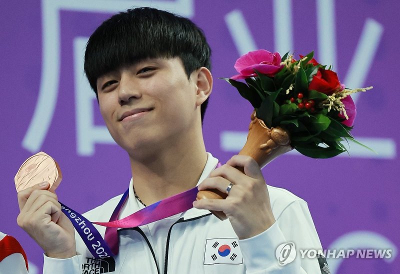 남자 3m 스프링보드, 37년 만의 AG 메달 이재경 남자 3m 스프링보드, 37년 만의 AG 메달 이재경 (항저우=연합뉴스) 홍해인 기자 = 이재경이 3일 중국 항저우 올림픽 스포츠센터 수영장에서 열린 2022 항저우 아시안게임 다이빙 남자 3m 스프링보드 결승에서 동메달을 획득한 뒤 시상식에서 메달을 들어보이고 있다. 이재경은 1986년 서울 대회 이선기 이후 37년 만에 아시안게임 남자 3ｍ 스프링보드 개인전에서 메달을 딴 한국 선수가 됐다. 2023.10.3 hihong@yna.co.kr (끝)