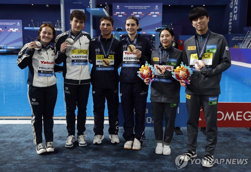 도하 세계수영선수권 다이빙 혼성 3ｍ 메달리스트 epa11141903 (L-R) Silver medallists Chiara Pellacani and Matteo Santoro of Italy, gold medallists Maddison Keeney and Domonic Bedggood of Australia, and bronze medallists Kim Su-ji and Yi Jaeg-yeong of South Korea pose for a picture on the podium for the mixed 3m synchroni