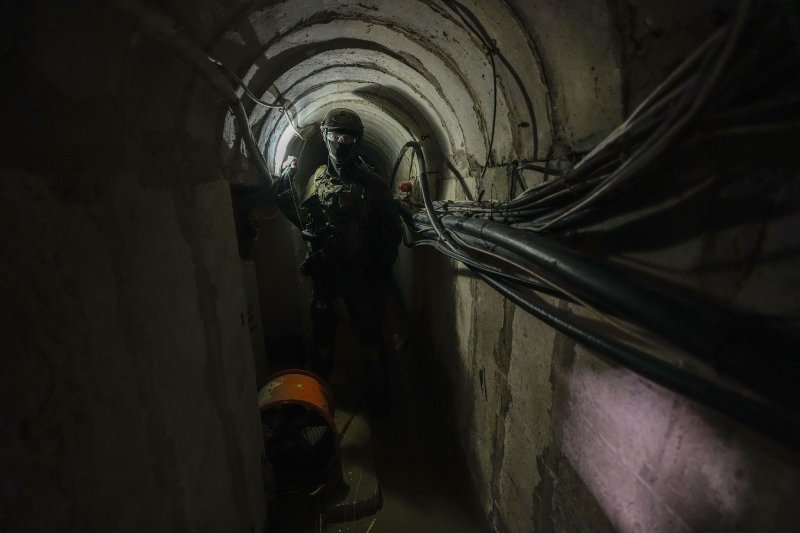 이스라엘 병사가 지난 2월 8일 팔레스타인 가자지구의 유엔 팔레스타인 난민구호기구(UNRWA) 건물 아래서 터널 안쪽에 불빛을 비추고 있다.AP연합뉴스