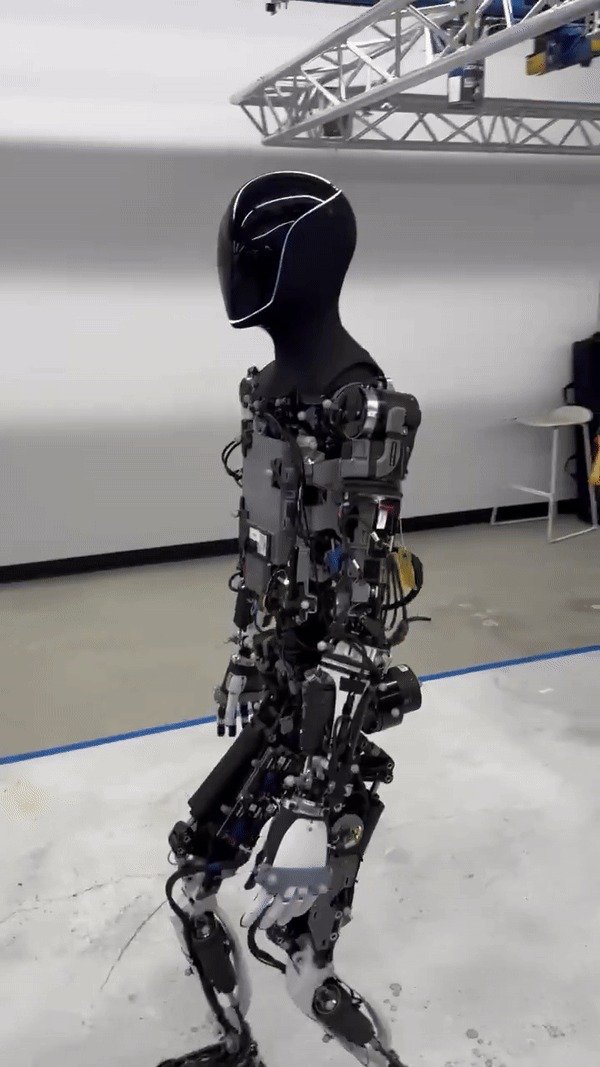 테슬라의 로봇 옵티머스가 걷는 모습(일론머스트 X 계정 갈무리) 2024.02.08 /뉴스1