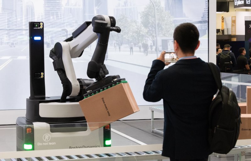 세계 최대 가전·IT(정보기술) 전시회 'CES 2024' 개막 첫 날인 9일(현지시간) 미국 네바다주 라스베이거스 컨벤션센터(LVCC)에 마련된 현대차 전시관을 찾은 관람객들이 물류 상하차 로봇 '스트레치'를 살펴보고 있다. 2024.1.10/뉴스1 ⓒ News1 이재명 기자