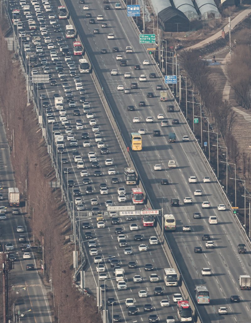 부산→서울 8시간…막히는 귀경길 오후 4시 정체 절정