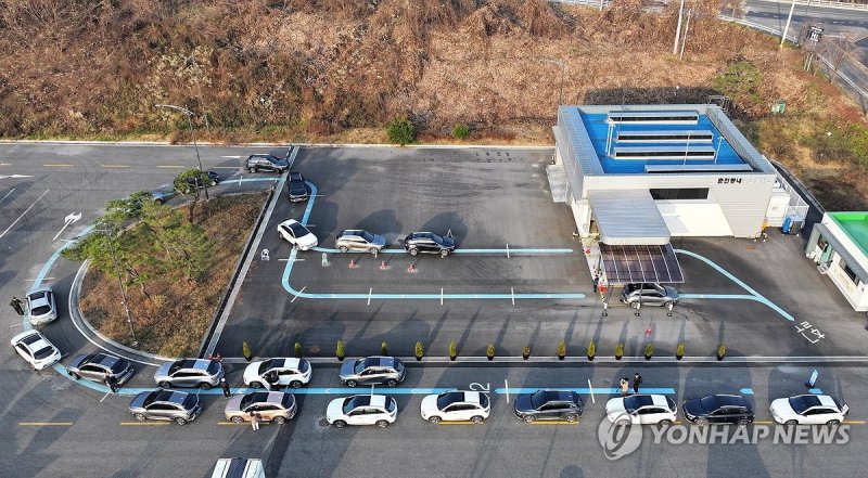 수소 충전을 위해 늘어선 차량 수소 충전 위해 늘어선 차량 (춘천=연합뉴스) 양지웅 기자 = 23일 강원 춘천시 동내면 수소충전소가 수소 공급 부족으로 어려움을 빚자 충전 차량이 길게 줄지어 대기하고 있다. 이번 공급 부족 현상은 충남 당진의 수소 생산 업체 설비에 문제가 생겨 수소 연료 생산량이 절반가량 떨어지면서 빚어진 것으로 알려졌다. 2023.11.23 yangdoo@yna.co.kr (끝)