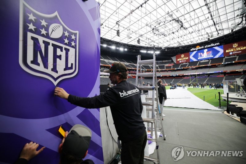 슈퍼볼이 열릴 얼리전트 스타디움 Preparations are underway at Allegiant Stadium ahead of the NFL?s Super Bowl LVIII in Las Vegas, Nevada, U.S., February 9, 2024. REUTERS/Brian Snyder