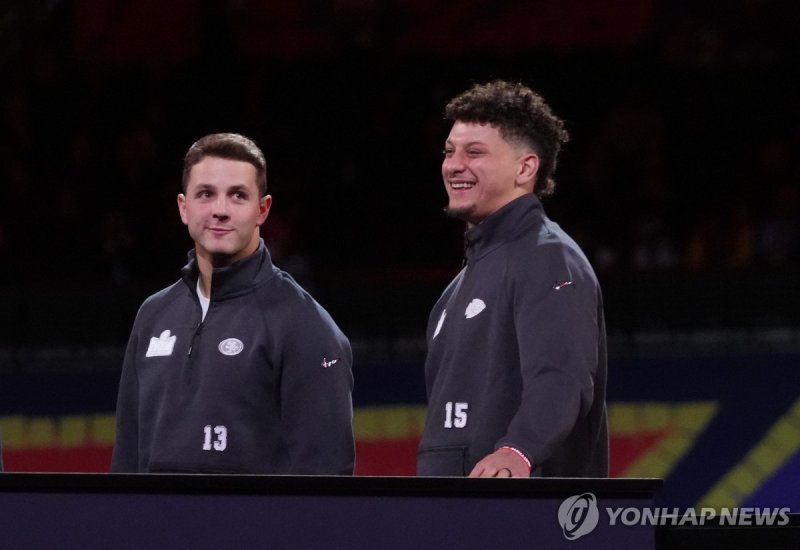 쿼터백 브록 퍼디(샌프란시스코)와 패트릭 마홈스(캔자스시티·왼쪽부터) Feb 5, 2024; Las Vegas, NV, USA; San Francisco 49ers quarterback Brock Purdy (13) and Kansas City Chiefs quarterback Patrick Mahomes (15) stand on stage together during Super Bowl LVIII Opening Night at Allegiant Stadium. Mandatory Credit: Kirby Lee-USA TODAY S